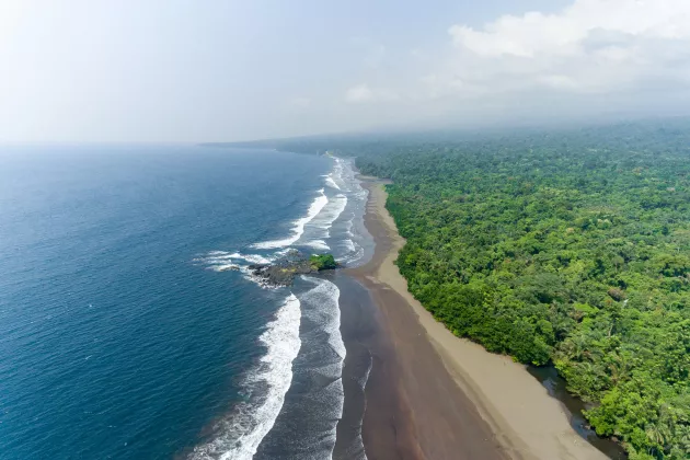 Atemberaubende Luftaufnahme von Stränden auf Bioko in Äquatorialguinea