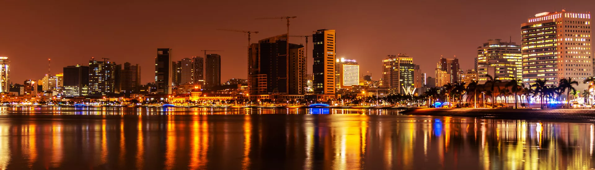 Blick auf Nacht Luanda, Angola