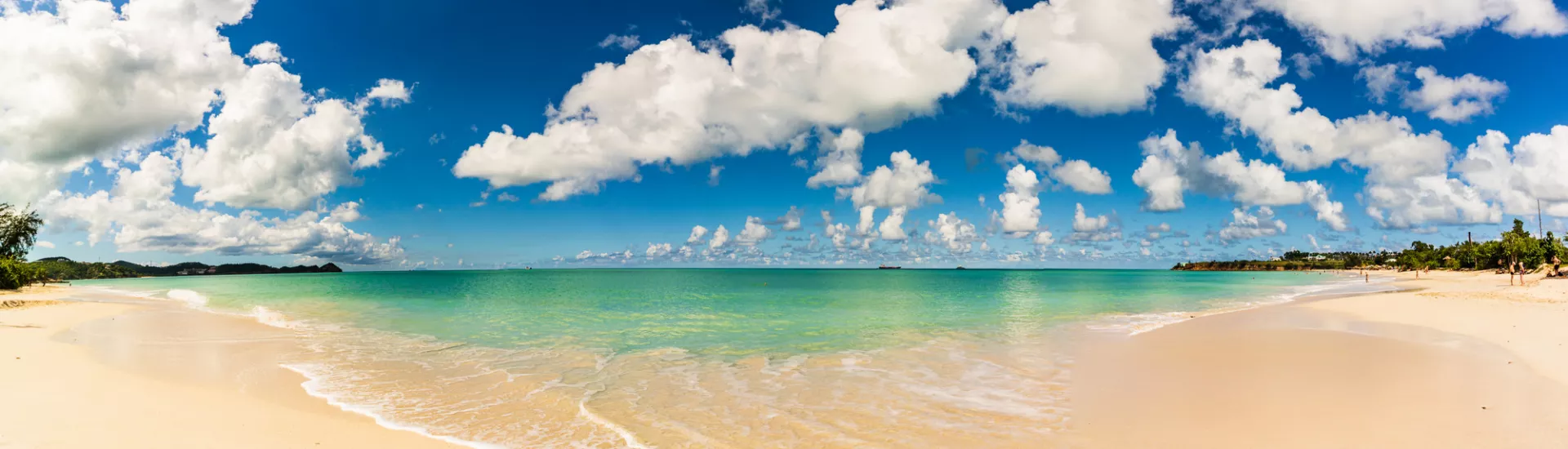 Panoramablick auf den Strand von St. John's, Antigua und Barbuda, einem Land auf den Westindischen Inseln im Karibischen Meer