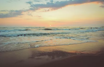 Sonnenuntergang spiegelt sich im Meer