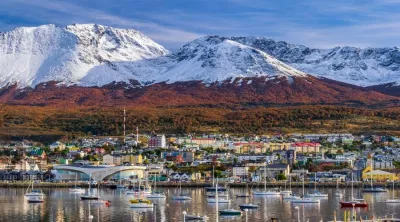 Ein farbenfroher Blick auf die Bucht und die Stadt Ushuaia.