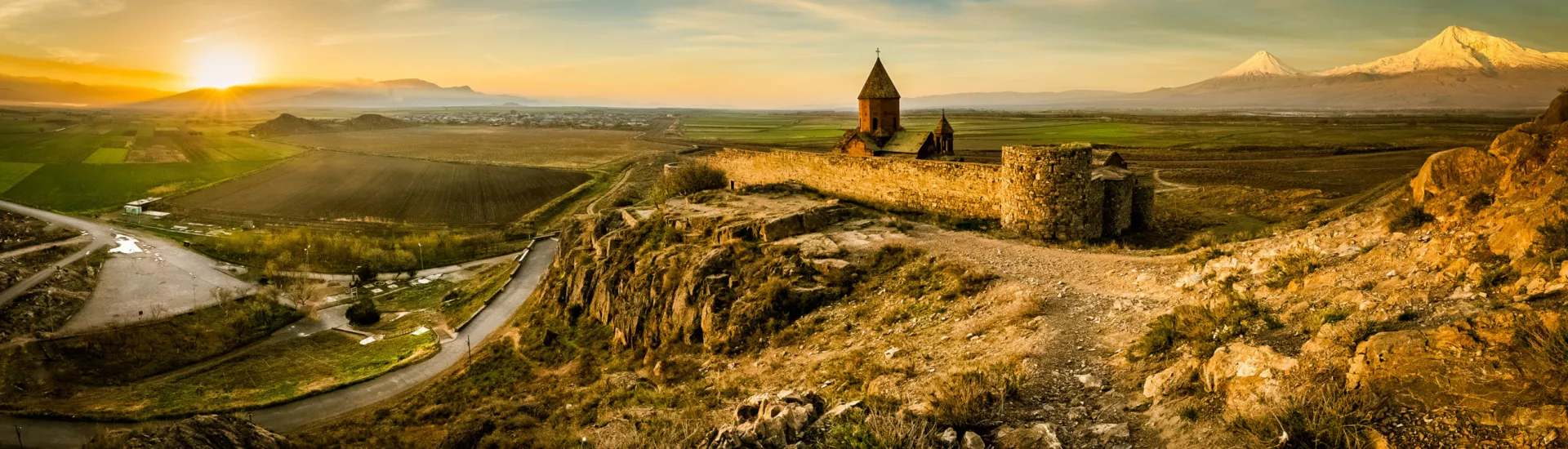 Berge und Kloster bei Sonnenuntergang