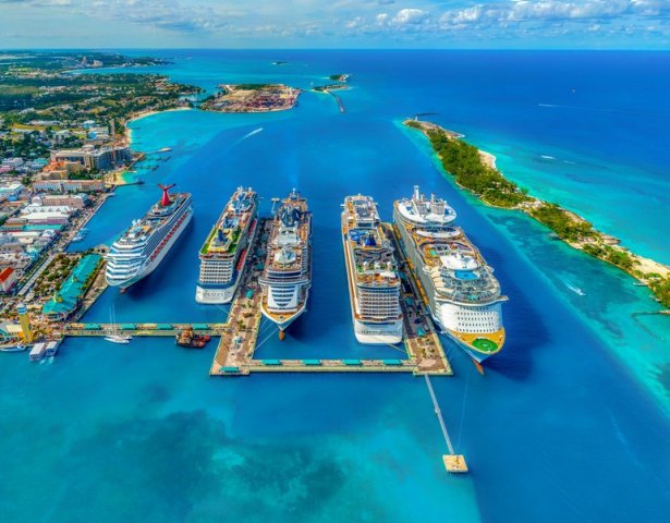 Luftbildaufnahmen von blau-weißen Kreuzfahrtschiffen bei Tageslicht