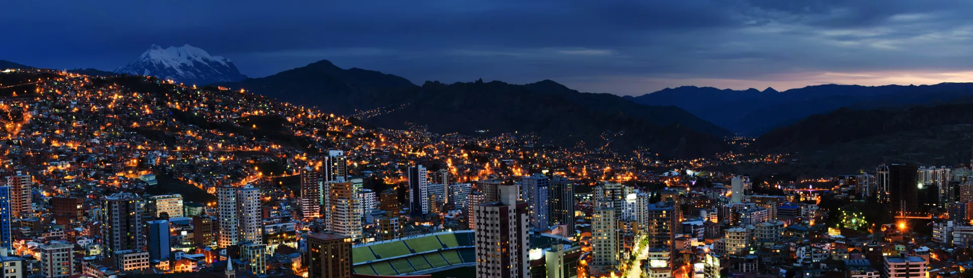 Blick auf die abendliche Stadt La Paz in Bolivien