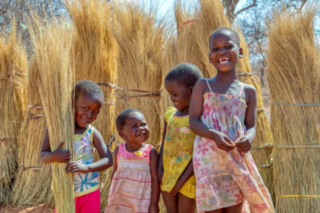 Glücklichen Mädchen und Junge in einem Dorf in Botswana.