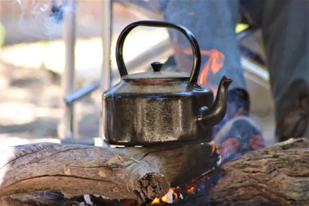 Tee in einem Wasserkocher auf einem Feuer