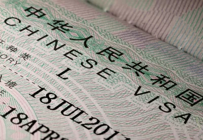 Chinesisches Visum als Aufkleber im Reisepass