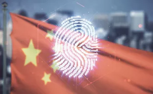 Fingerabdruck Hologramm auf China Flagge vor Stadtkulisse