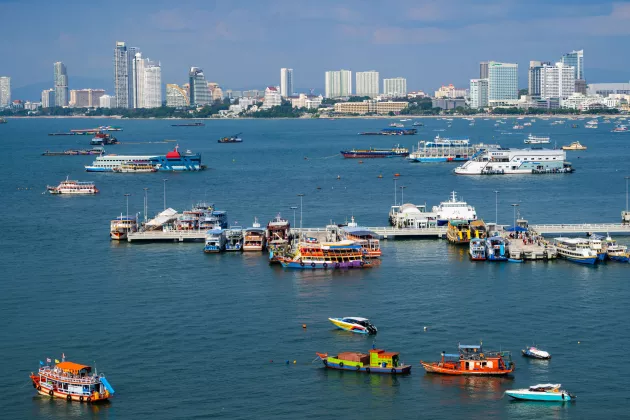 Panoramablick auf Meer, Himmel und Schiffe in der Bucht von Abidjan