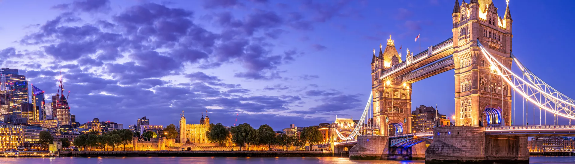 Die Tower Bridge ist eine berühmte Brücke in London, die über die Themse führt.