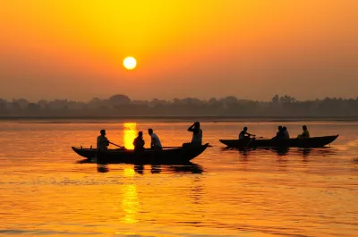 Boote auf dem Ganges bei Sonnenuntergang