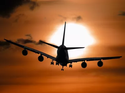 Ein Flugzeug hebt bei Sonnenuntergang ab
