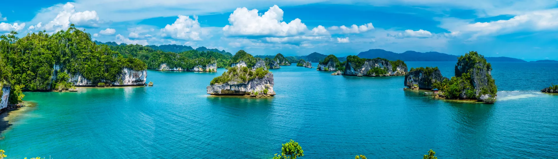 Felsige Landschaft in der Bucht von Kabui in der Nähe von Waigeo, Indonesien