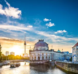 Blick auf die Berliner Museumsinsel mit historischen Gebäuden an der Spree