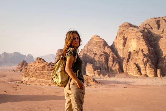 Reisende Frau in der Wüste Jordaniens