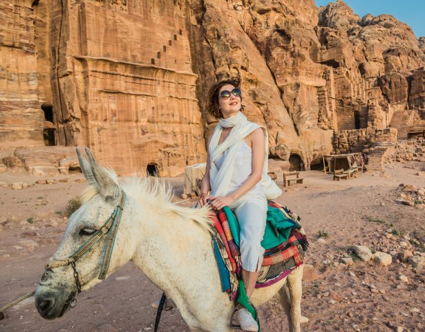 Tourist reitet Pferd in der nabatäischen Stadt Petra, Jordanien