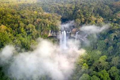 Blick auf einen Wasserfall in Kamerun 