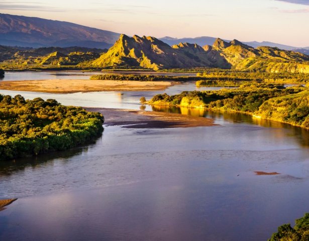 Fluss und Berge am Abend