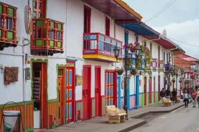 Zweistöckige Häuser in der Columbia Street