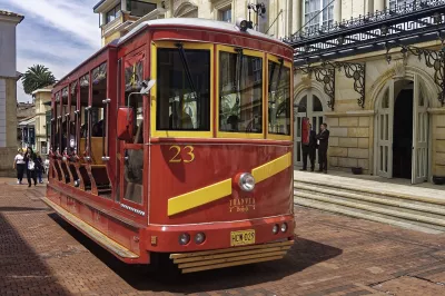 Roter Oldtimerbus auf der Straße