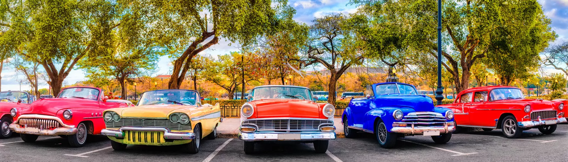 Eine bunte Gruppe von Oldtimern in Alt-Havanna, ein ikonischer Anblick auf Kuba