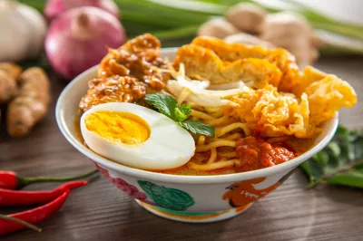 Curry Laksa ist eine würzige Nudelsuppe aus Malaysia