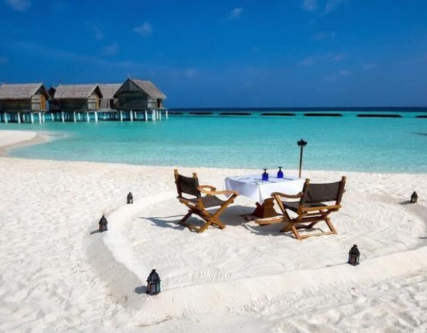 Romantisches Abendessen an den Sandstränden der Malediven
