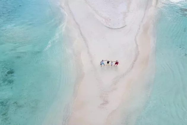 Ein Luftbild vom Strand der Malediven
