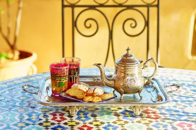 Marokkanischer Minztee mit Süßigkeiten