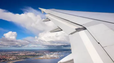 Der Blick aus dem Fenster eines Flugzeugs