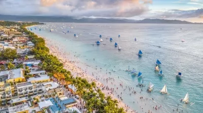 Die Küstenstadt Boracay auf den Philippinen