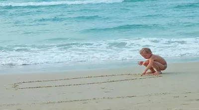 Ein Junge am Strand