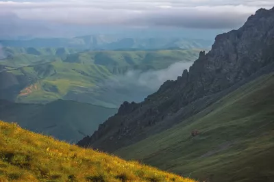 Kaukasusgebirge bei Tageslicht