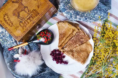 Pfannkuchen und Mimosen auf dem Tisch