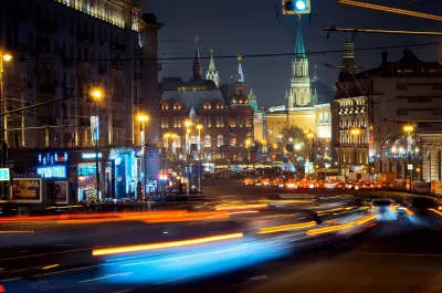 Straße und Autos in Moskau bei Nacht