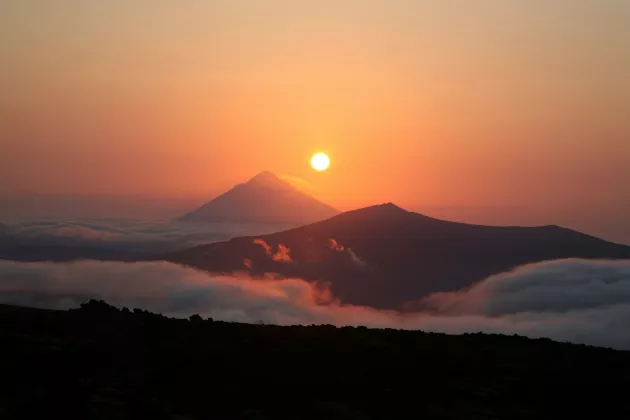 Sonnenaufgang über den Vulkanen von Kamtschatka