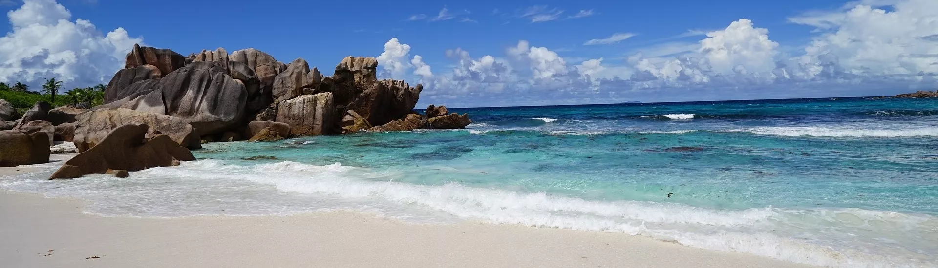 Meer und weißer Sand am Tag