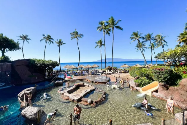 Kinder im Schwimmbad des Hotels