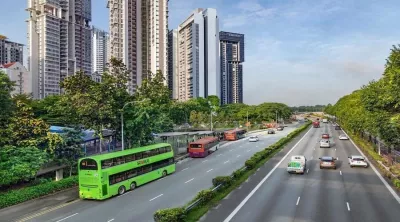Städtische Infrastruktur mit mehrspuriger Schnellstraße, Singapur