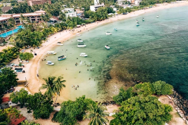 Luftbild vom malerischen Strand von Unawatuna in Sri Lanka
