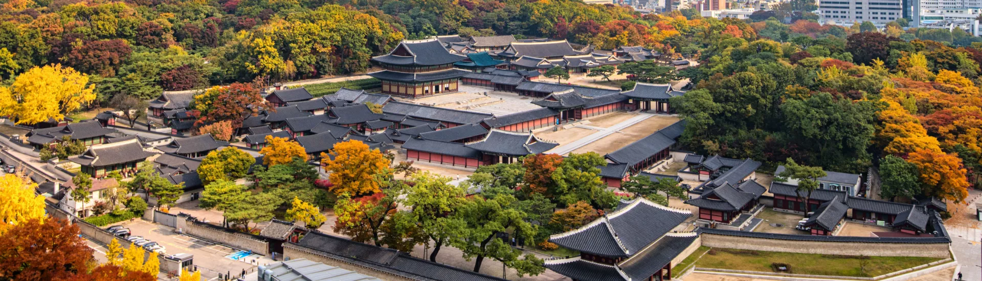 Herbstansicht des Changdeokgung-Palastes in Seoul, Südkorea