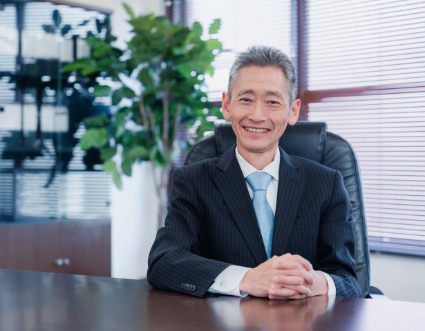 Lächelnder Konsul von Südkorea sitzend auf Stuhl