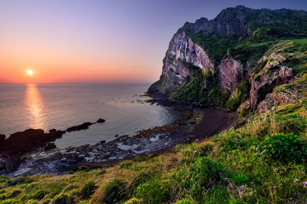 Sonnenaufgang über Seongsan Ilchulbong auf Jeju-Insel in Südkorea