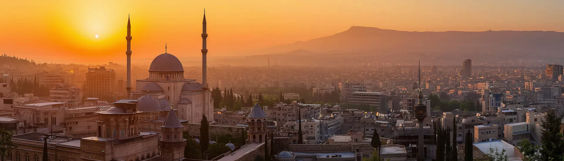 Morgendämmerung und Moschee vor der Kulisse der Berge 