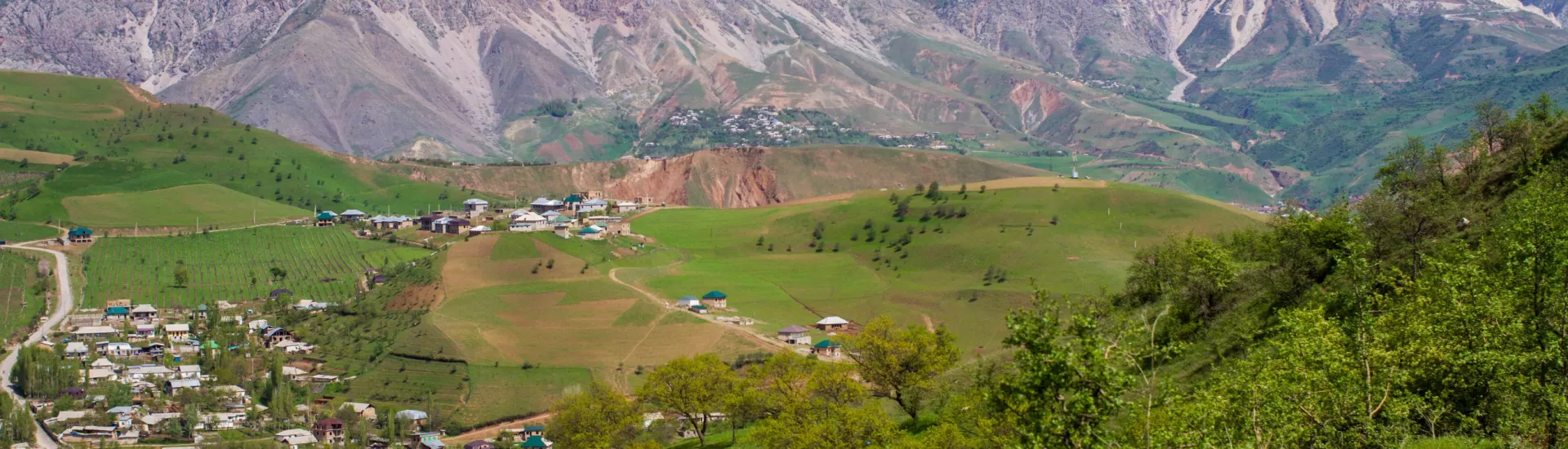 Panoramablick auf ein Dorf in Tadschikistan