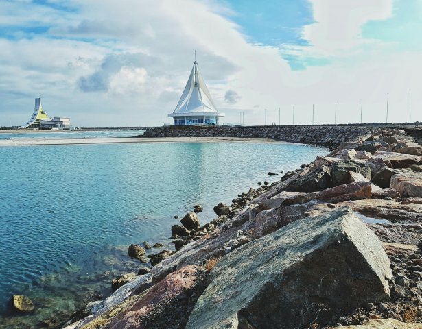 Weiße Brücke über das Meer bei Tageslicht