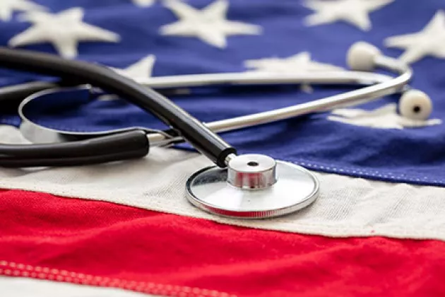 Medizinisches Stethoskop auf der Flagge der USA