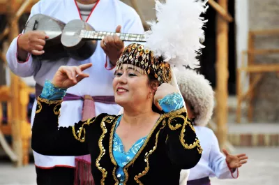 Traditionelle Kostüme bei einem Fest in Usbekistan