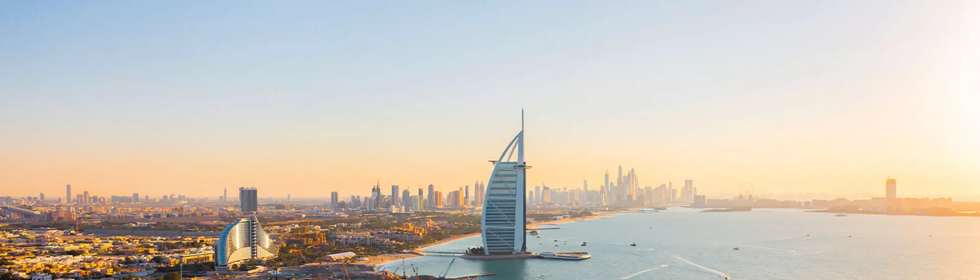 Luftaufnahme der Insel Burj Al Arab Jumeirah oder des Bootsbaus, der Skyline von Dubai Downtown, den Vereinigten Arabischen Emiraten oder den Vereinigten Arabischen Emiraten. Finanzviertel in der Stadt. Wolkenkratzer bei Sonnenuntergang.