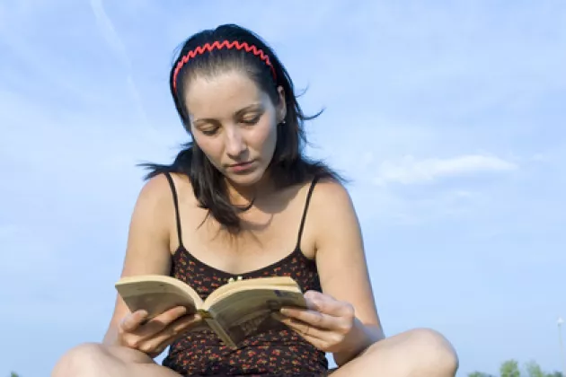 Ein Mädchen liest ein Buch